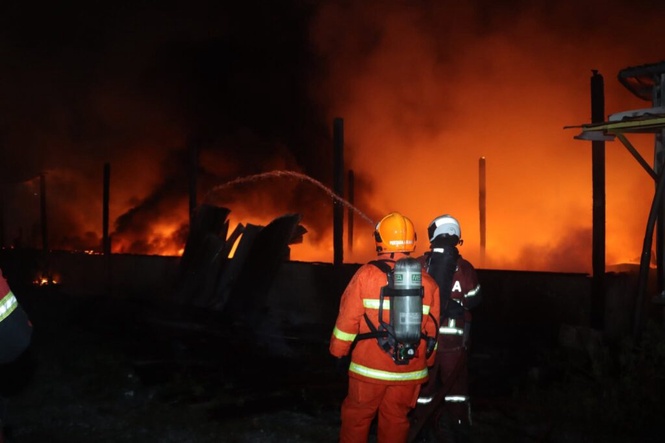 Image from: Dua gudang di Segambut musnah dalam kebakaran