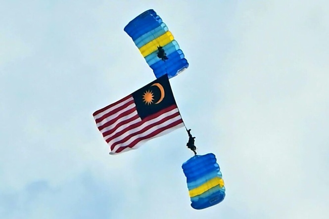 Image from: Jalur Gemilang gergasi berkibar megah di langit Kuantan