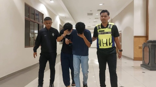 Image from: Dua lelaki dihukum penjara 14 hari, denda RM8,000 jual MC palsu