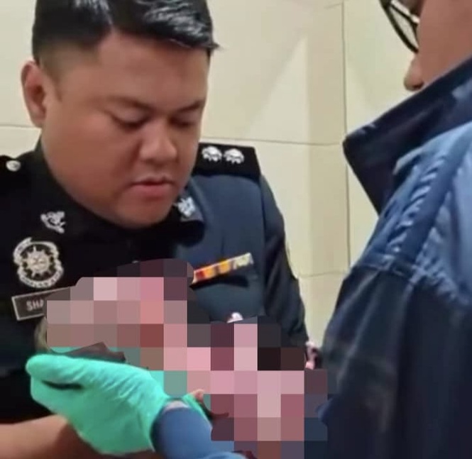 Image from: Bayi masih bertali pusat ditinggalkan dalam tong sampah tandas