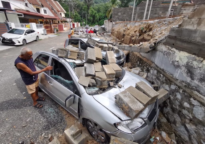 Image from: Tiga kereta rosak dihempap tembok pagar runtuh