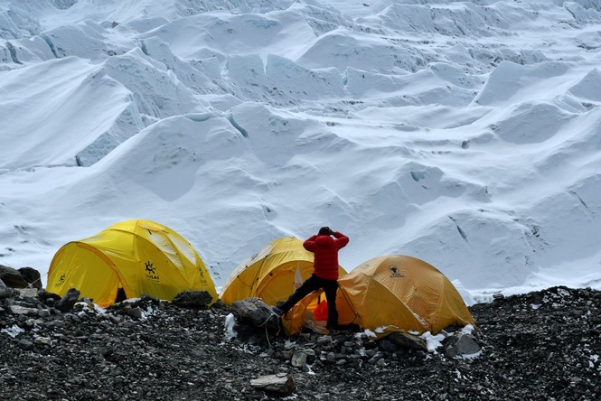 Image from: Urin pendaki ancam Everest
