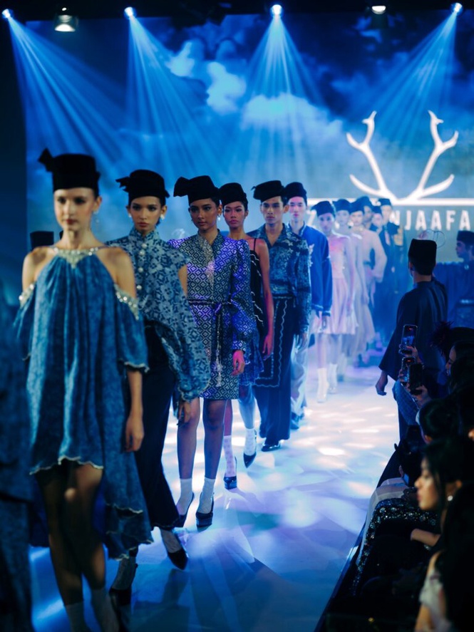 Image from: Bila warisan turun catwalk