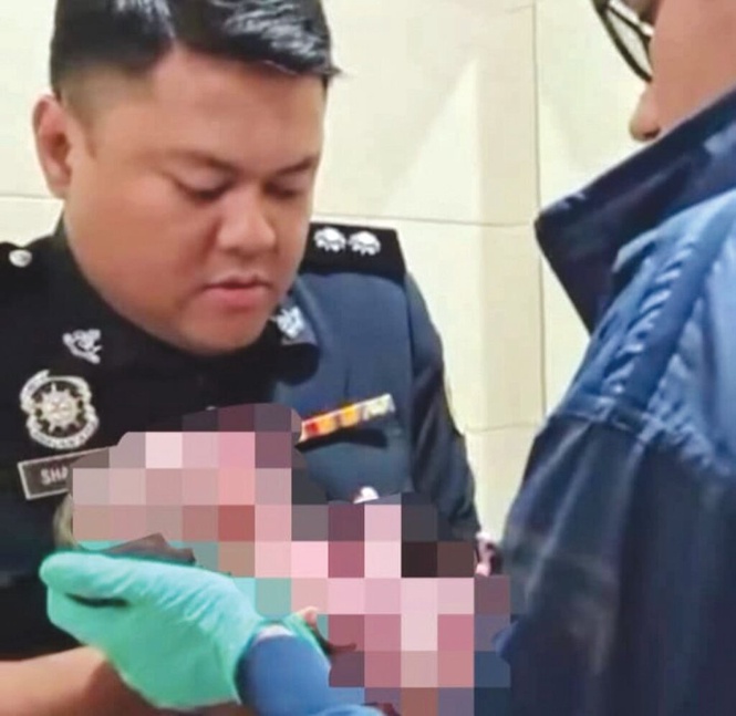 Image from: Bayi masih bertali pusat ditinggal dalam tong sampah tandas