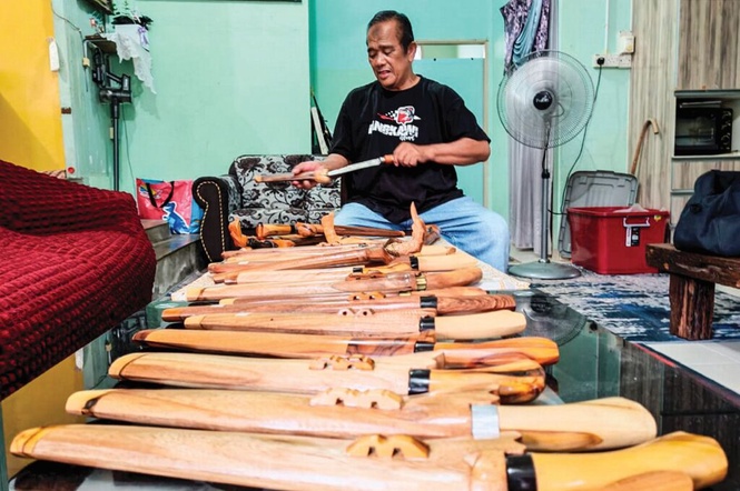 Image from: Jana RM2,000 jual sarung, hulu senjata