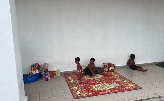 Image from: Keluarga Rohingya bentang permaidani di kaki lima, hidup gelandangan di Bandar Baru Uda
