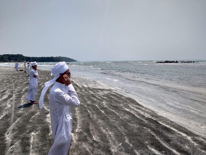 Image from: Pelajar tahfiz melaungkan azan bantu operasi SAR mangsa lemas di Pantai Tanjung Lompat