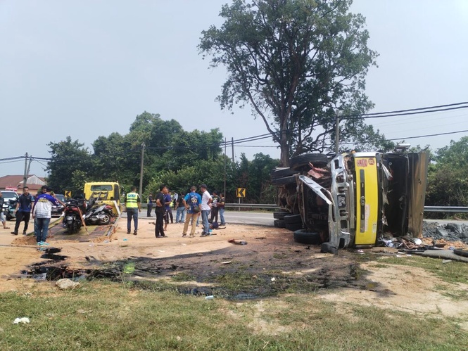 Image from: Suami isteri maut ketika konvoi, motosikal kemalangan dengan lori