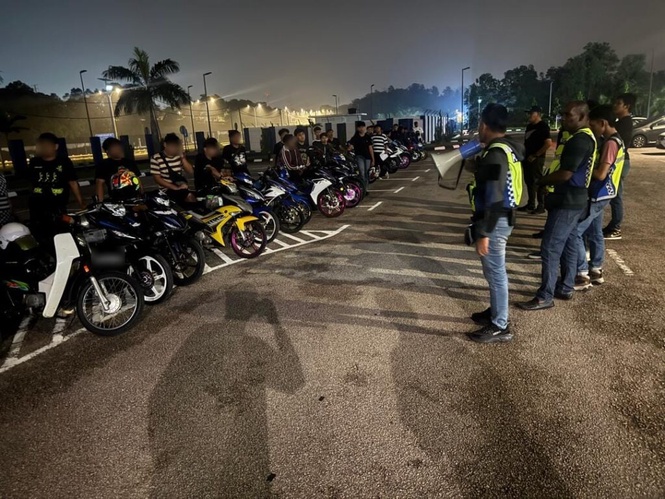 Image from: Remaja 15 tahun antara 57 ditahan berlumba di lebuh raya