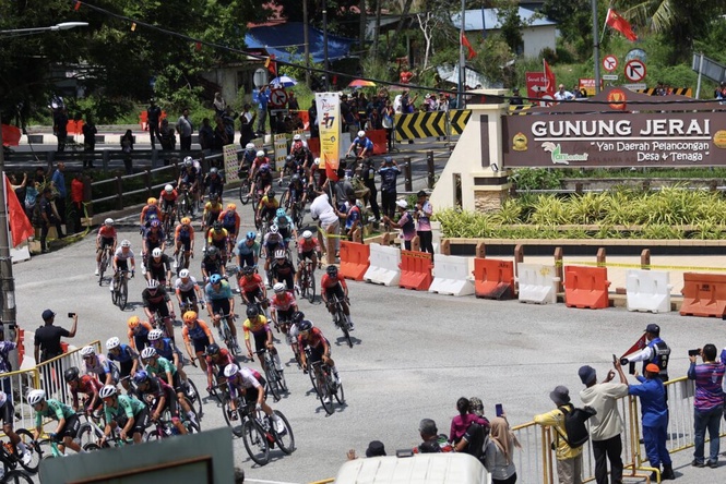 Image from: Orang ramai teruja saksikan LTdL pertama kali takluk Gunung Jerai