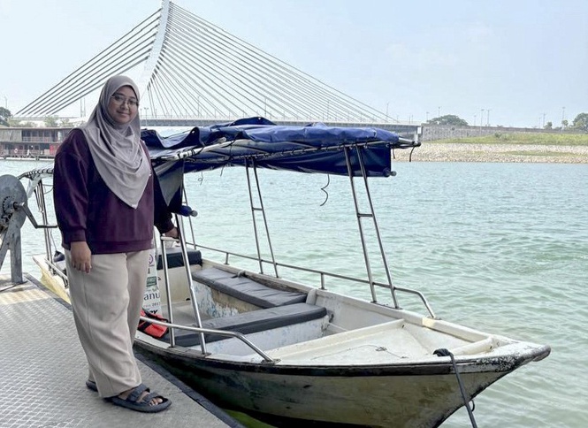 Image from: Wanita muda sambung legasi kendali bot laju di Tasik Kenyir
