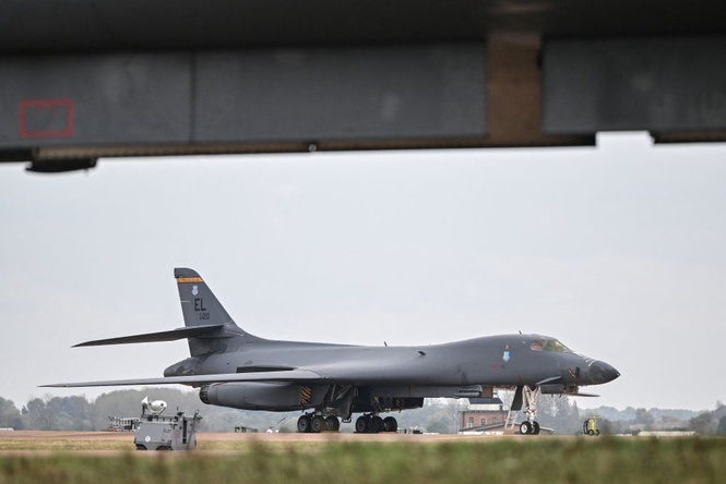 Image from: Lima lelaki ditahan dekat pangkalan diguna tentera AS di Britain
