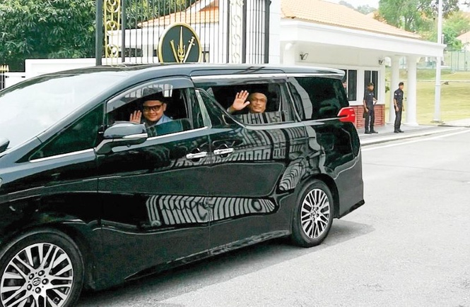 Image from: Ismail Lasim menghadap Tuanku Muhriz lebih 2 jam