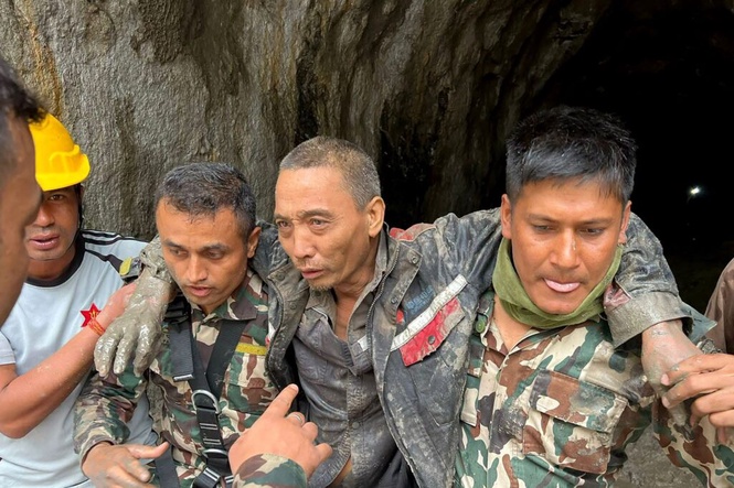 Image from: Sorang lelaki bersama warga emas ditemukan hidup selepas 10 hari banjir dahsyat