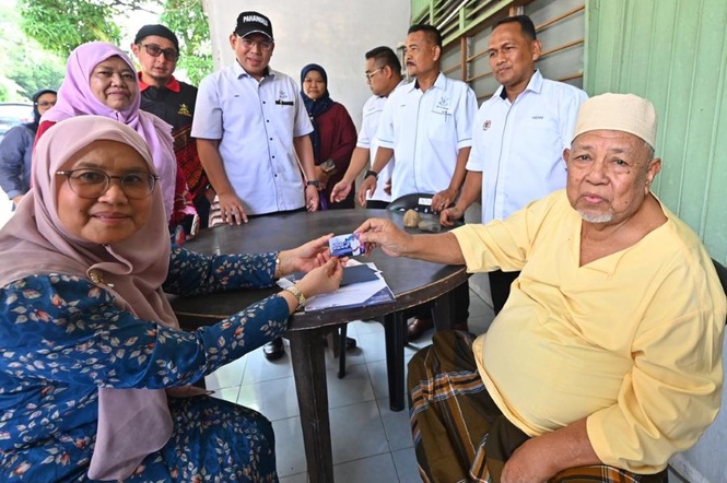 Image from: ‘Kad biru’ bantu lebih 50,000 warga emas