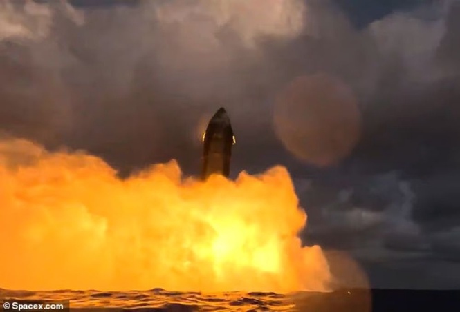 Image from: Roket SpaceX milik Elon Musk meletup selepas terhempas di lautan