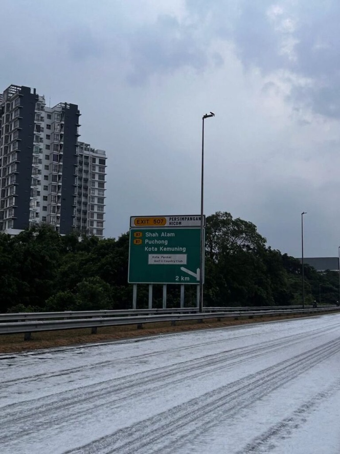 Image from: Sisa tumpahan sabun punca buih di Lebuhraya KESAS