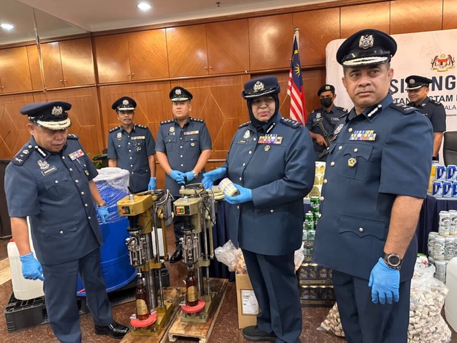 Image from: Kastam bongkar premis proses, simpak arak secara haram