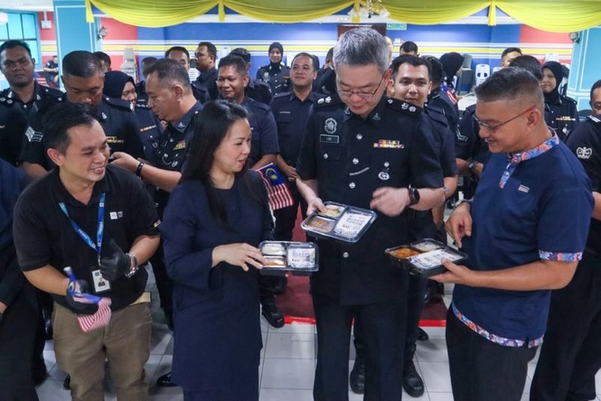 Image from: SEGi College, Mahsuri Dagang sedia 100 bento untuk warga polis