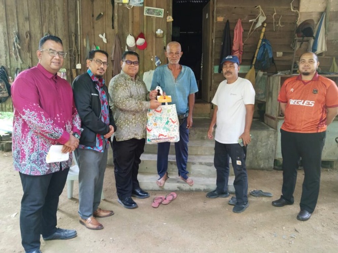 Image from: Warga emas tumbuk gajah selepas diserang