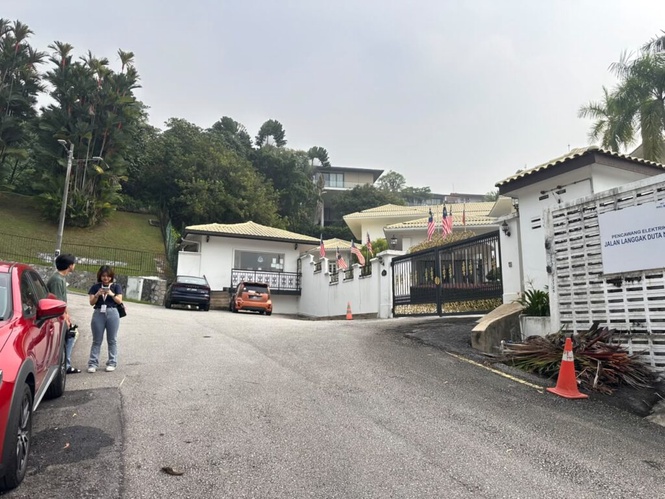 Image from: Pengamal media mula berkumpul di hadapan rumah Najib