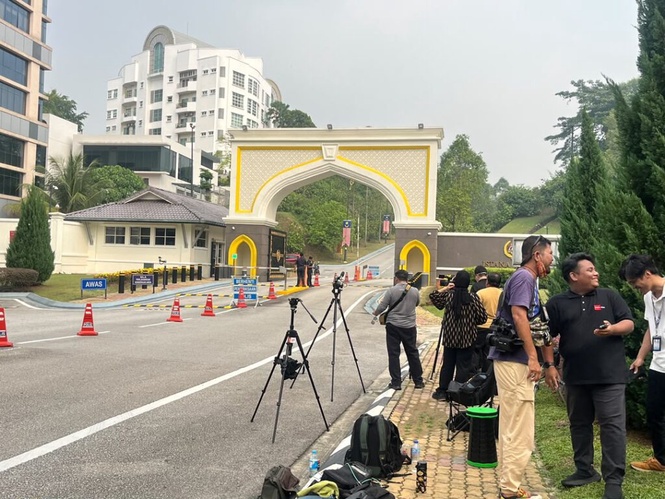 Image from: Hannah Yeoh keluar dari Istana Negara