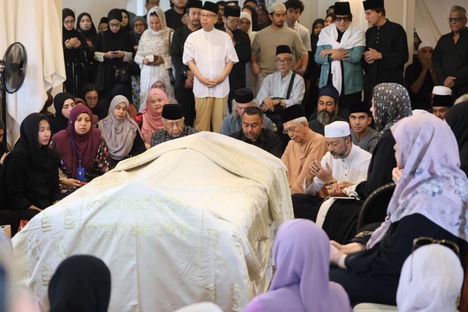 Image from: Sultan Pahang, Tengku Ampuan Pahang berkenan beri penghormatan terakhir