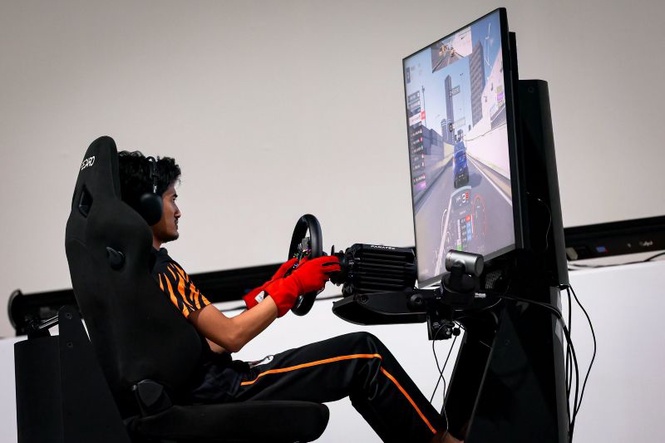 Image from: Izrin cipta sejarah e-racing Malaysia
