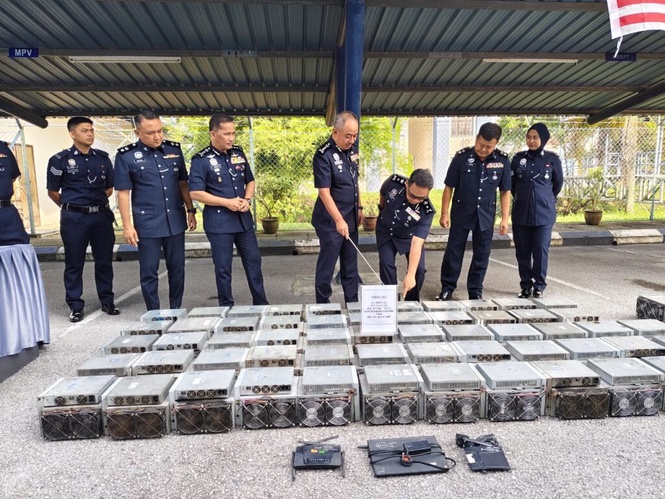 Image from: Rumah kedai jadi pusat lombong bitcoin diserbu