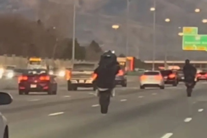 Image from: Penunggang motosikal tersungkur selepas cuba aksi berbahaya di lebuh raya