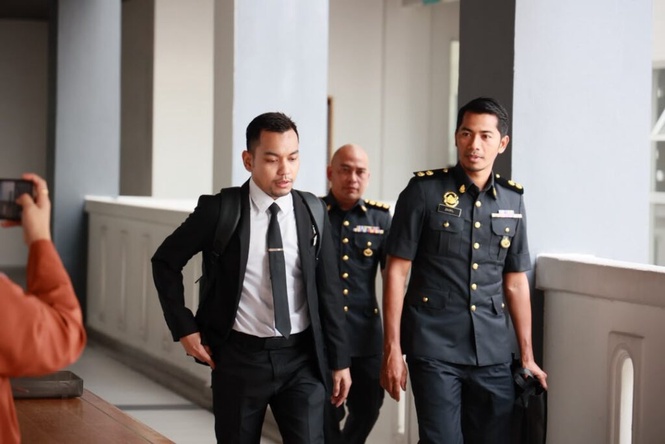 Image from: 72 pertuduhan bukan sedikit, pujuk anak guam hadir ke mahkamah – Hakim