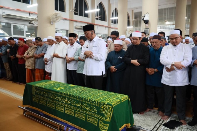 Image from: Nahas helikopter: Menteri Kesihatan imamkan jenazah Dr. Ainul, lebih 1,000 orang hadir