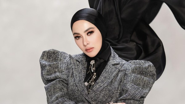 Image from: Bukan pembedahan plastik, tetapi saya edit sendiri foto wajah dan tubuh – Syahrini