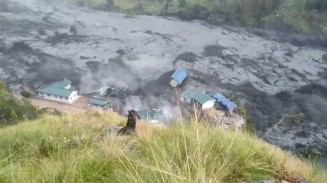 Image from: Lima hilang, 65 rumah dihanyutkan banjir kilat di Nepal