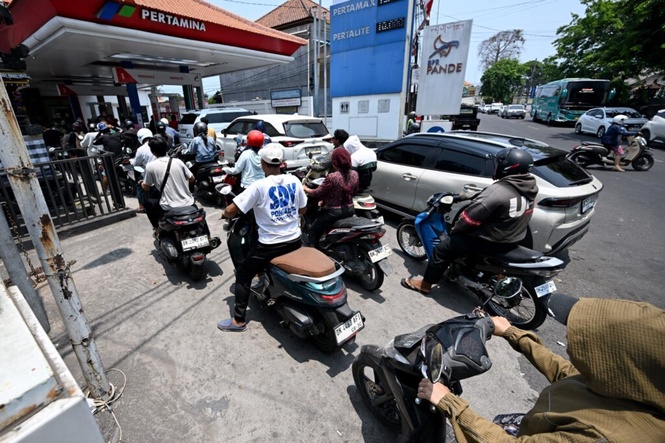 Image from: Penduduk sertai demonstrasi bantah kekurangan petrol di Bali