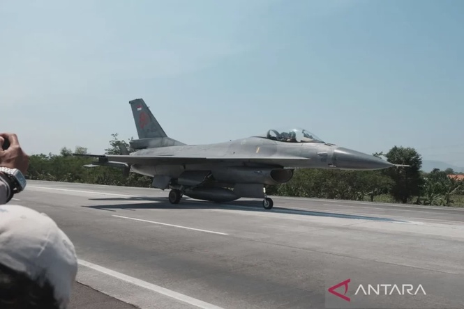 Image from: Latihan jet F-16 mendarat di lebuh raya Indonesia