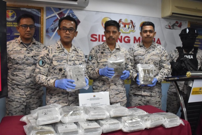 Image from: Cuba langgar bot Maritim, dua lelaki diberkas bersama ganja RM455,000