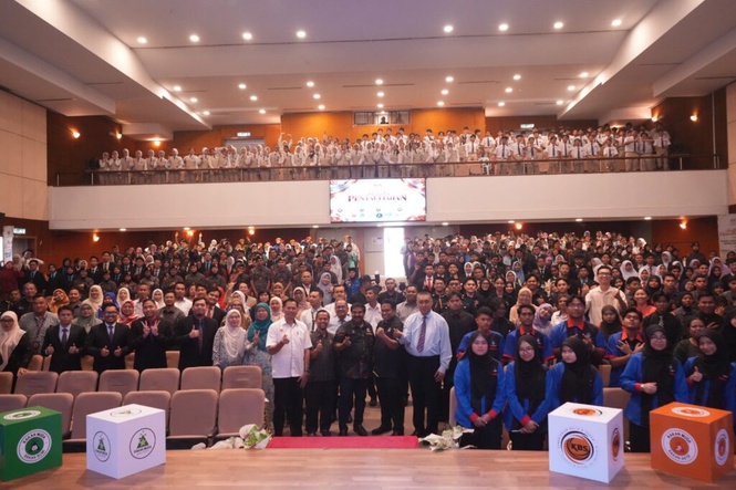 Image from: 306 pelajar Kolej Yayasan Saad antara 1,717 penerima anugerah perak dan gangsa ARPRM di Melaka