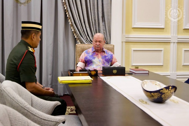 Image from: Agong terima mengadap Asisten Ketua Staf Perkhidmatan Anggota ATM