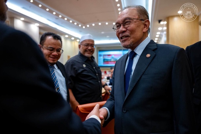 Image from: Tambah baik perkhidmatan, mudahkan urusan rakyat – Anwar