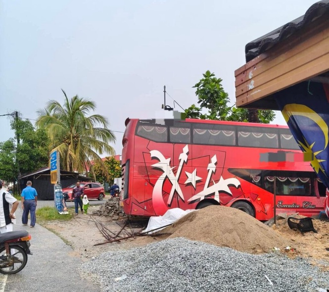 Image from: Bas ekspres hilang kawalan rempuh surau sekolah