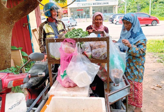 Image from: Tiga dekad ‘setia’ jaja ikan, sayur khidmat untuk penduduk kampung
