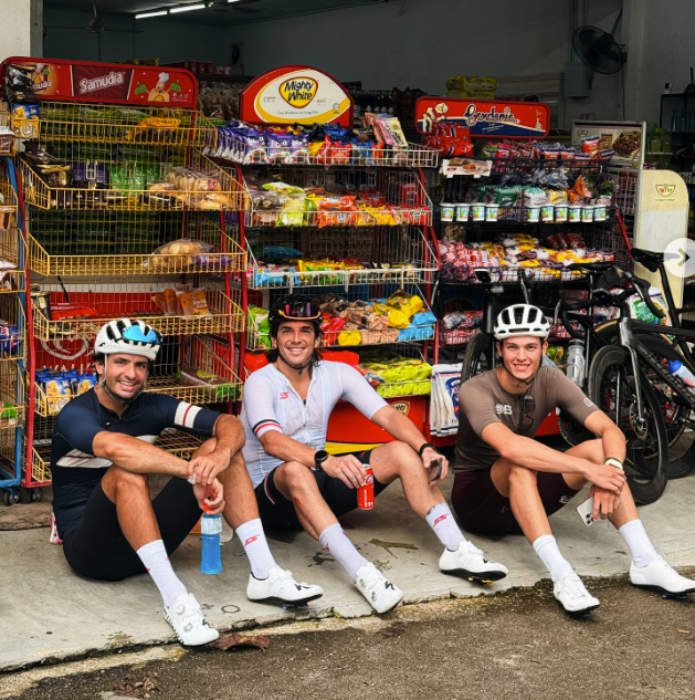 Image from: Pelumba F1 singgah ‘pit stop’ kedai runcit Langkawi