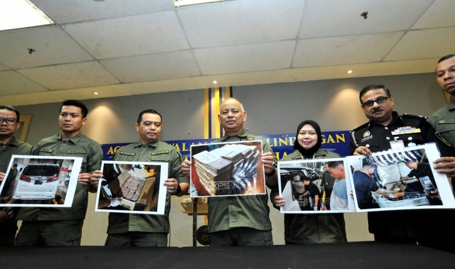 Image from: Pasangan suami isteri ditahan AKPS, bawa wang tunai hampir RM3 juta masuk Singapura
