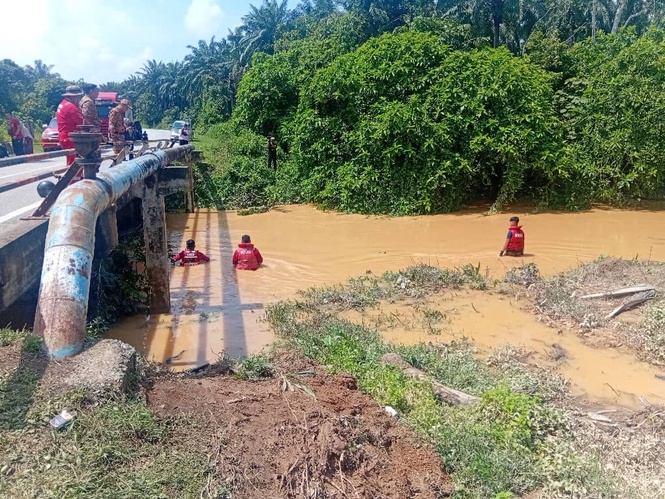 Image from: Kereta terjunam sungai, warga emas bakal kahwin kali kedua