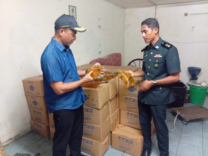 Image from: Kedai bundle simpan 3,383 paket minyak masak subsidi diserbu
