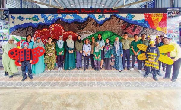 Image from: Mural kitar semula penutup botol jadi ikon inovasi SM Holy Trinity Tawau