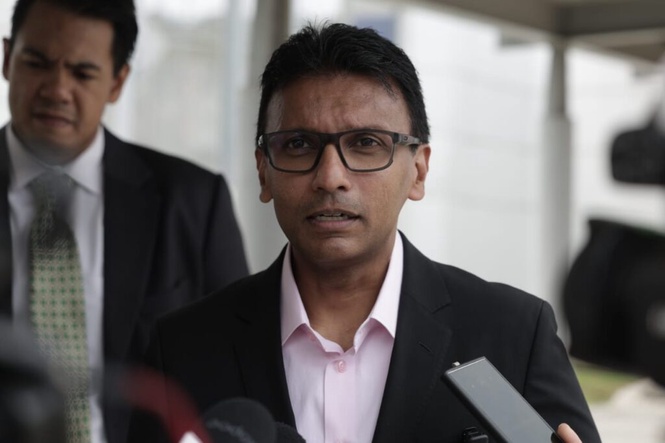 Image from: Nazir Hussin hadir semula ke SPRM, terima notis isytiharan harta