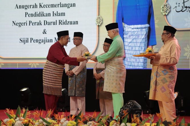 Image from: Sultan Nazrin sampaikan Anugerah Kecemerlangan Pendidikan Islam Perak
