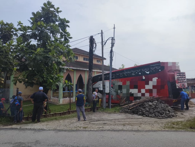 Image from: Pemandu, penumpang nyaris maut bas rempuh surau sekolah